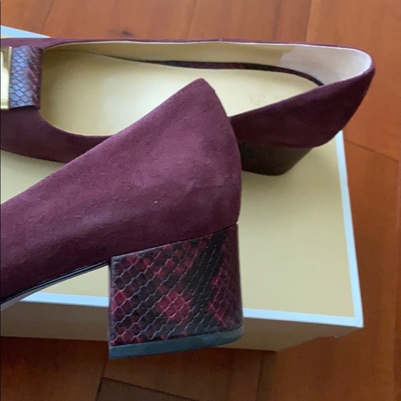 Michael Kors Gloria Plum Mid Pump Suede - Picture 4 of 5
